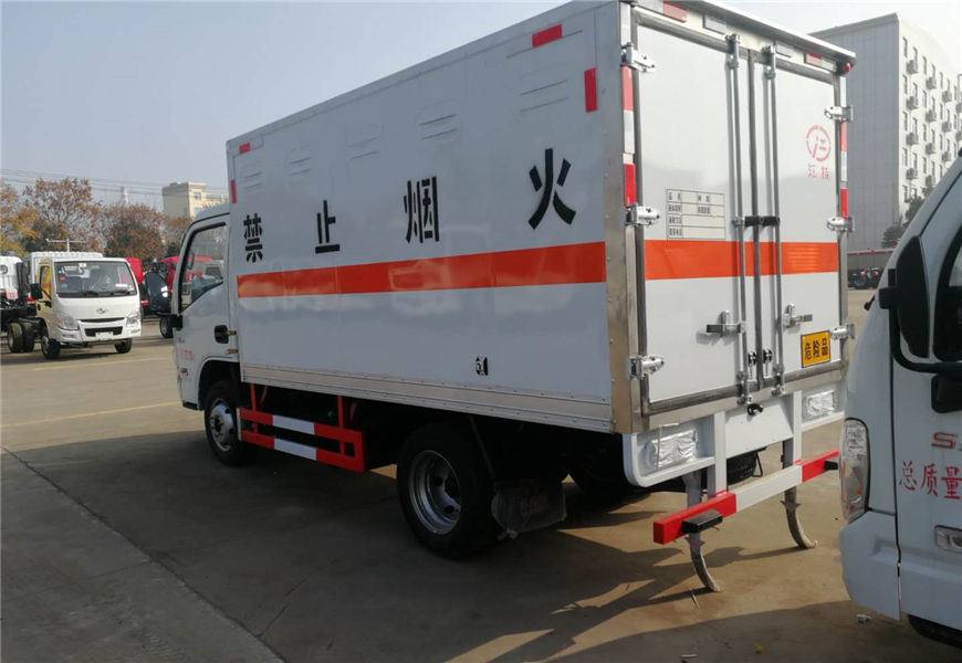 躍進(jìn)藍(lán)牌危險品運(yùn)輸車國六