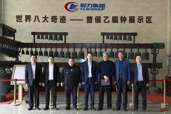 在程力汽車集團(tuán)總部迎賓大廳，雙方代表觀摩世界八大奇跡編鐘后合影紀(jì)念